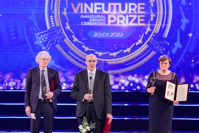 Giáo sư, bác sĩ Drew Weissman (ở giữa) được vinh danh với Giải thưởng chính VinFuture 2021 cùng các Giáo sư đạt giải thưởng khác