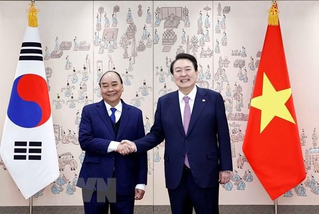 Chủ tịch nước Nguyễn Xuân Phúc và Tổng thống Yoon Suk-yeol. (Ảnh: Thống Nhất/TTXVN)