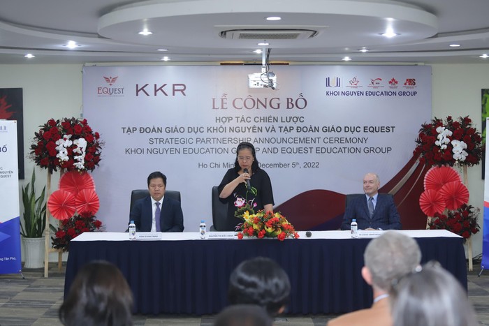 Bà Nguyễn Thị Kiều Oanh - Đồng sáng lập, Chủ tịch Hội đồng quản trị Tập đoàn KNE công bố việc hợp tác chiến lược của hai tập đoàn.