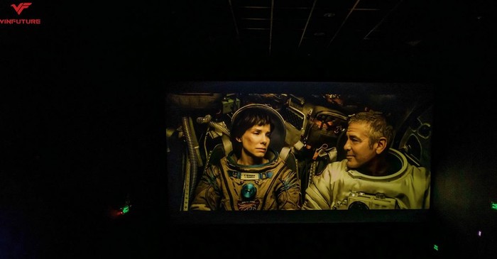 2 tượng đài phim viễn tưởng Hollywood Sandra Bullock và George Clooney tái xuất trong bom tấn Gravity đang được công chiếu tại tuần lễ VinFuture cho hết hết ngày 11/12
