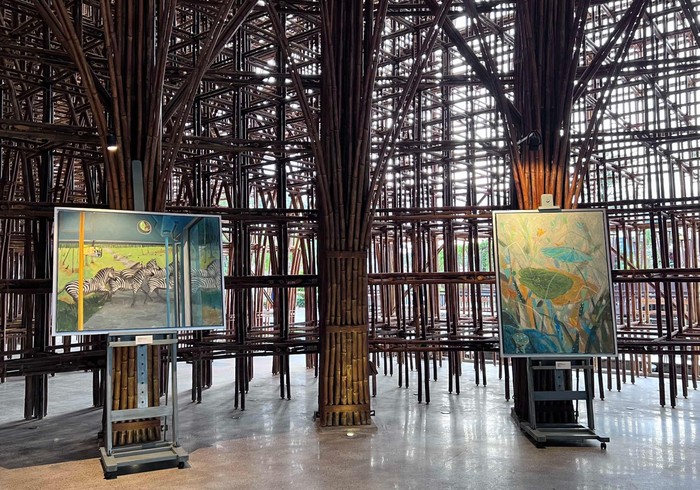 Tác phẩm Thế giới Safari của Vàng Hải Hưng và Sen mùa hạ của Trần Mạnh Linh.