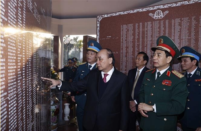 Chủ tịch nước Nguyễn Xuân Phúc và các đại biểu tại Nhà tưởng niệm liệt sỹ Phòng không không quân. Ảnh: Thống Nhất/TTXVN