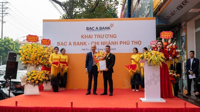 Ông Chu Nguyên Bình, Phó Tổng Giám đốc BAC A BANK trao quyết định thành lập cho Giám đốc chi nhánh Phú Thọ