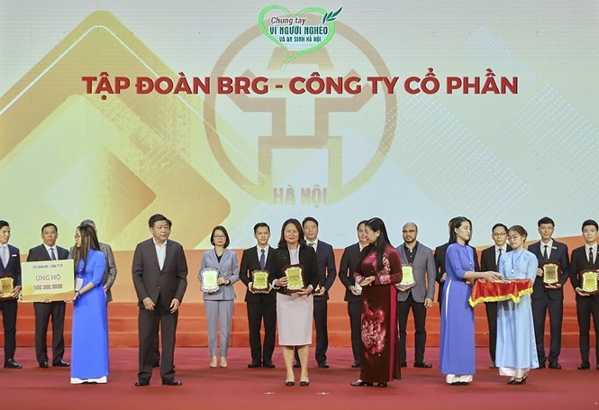 Đại diện Tập đoàn BRG ủng hộ 500 triệu đồng cho Quỹ vì người nghèo thành phố Hà Nội năm 2022