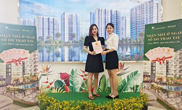 Chị Nguyễn Trà My vui mừng nhận giấy chứng nhận quyền sở hữu căn hộ tại tổ hợp chung cư Le Grand Jardin.