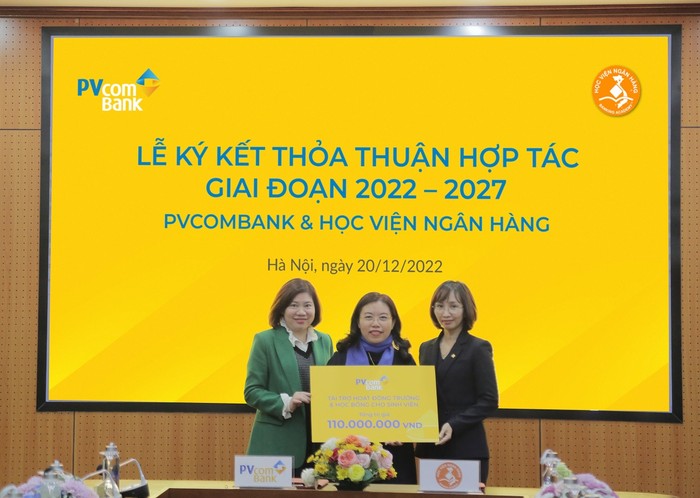 Đại diện PVcomBank trao tặng 110 triệu đồng ủng hộ quỹ khuyến học của Học viện Ngân hàng.