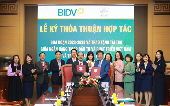 Giáo sư, Tiến sĩ, Bác sĩ Nguyễn Hữu Tú (Hiệu trưởng Trường Đại học Y Hà Nội) và ông Võ Hải Nam (Giám đốc BIDV Hà Thành) đại diện hai đơn vị ký kết thỏa thuận hợp tác giai đoạn 2023-2028