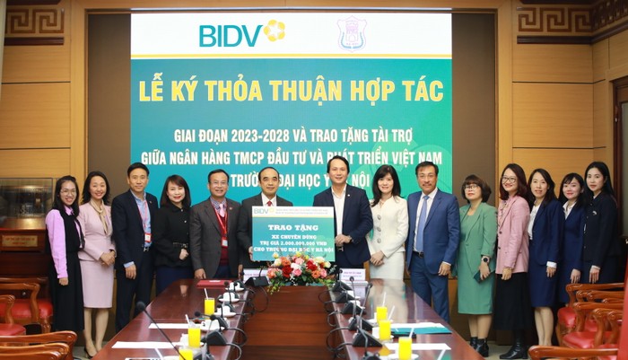 Ông Trần Long (Phó Tổng Giám đốc BIDV) trao biển tài trợ cho đại diện Trường Đại học Y Hà Nội - Giáo sư, Tiến sĩ, Bác sĩ Nguyễn Hữu Tú (Hiệu trưởng nhà trường)