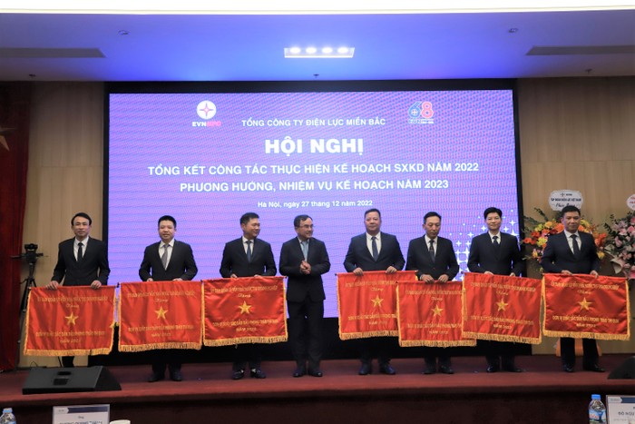 Ông Dương Quang Thành - Chủ tịch Hội đồng thành viên EVN trao tặng Cờ thi đua cho các đơn vị có thành tích xuất sắc tại Hội nghị Tổng kết công tác thực hiện kế hoạch sản xuất kinh doanh năm 2022, phương hướng, nhiệm vụ kế hoạch năm 2023 của Tổng công ty Điện lực miền Bắc (EVNNPC), ngày 27/12 tại Hà Nội