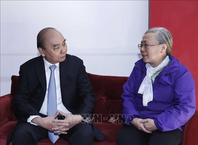 Chủ tịch nước Nguyễn Xuân Phúc thăm hỏi gia đình cố Chủ tịch nước Tôn Đức Thắng. Ảnh: Thống Nhất/TTXVN