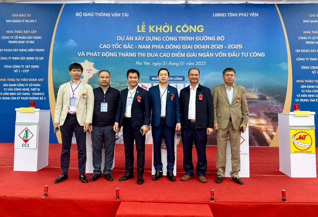Ông Hà Văn Hân – Phó Tổng Giám đốc Điều hành CC1 (thứ 4 từ bên trái sang) tham gia Lễ khởi công Dự án xây dựng công trình đường bộ cao tốc Bắc - Nam phía Đông giai đoạn 2021 - 2025, đoạn Chí Thạnh – Vân Phong