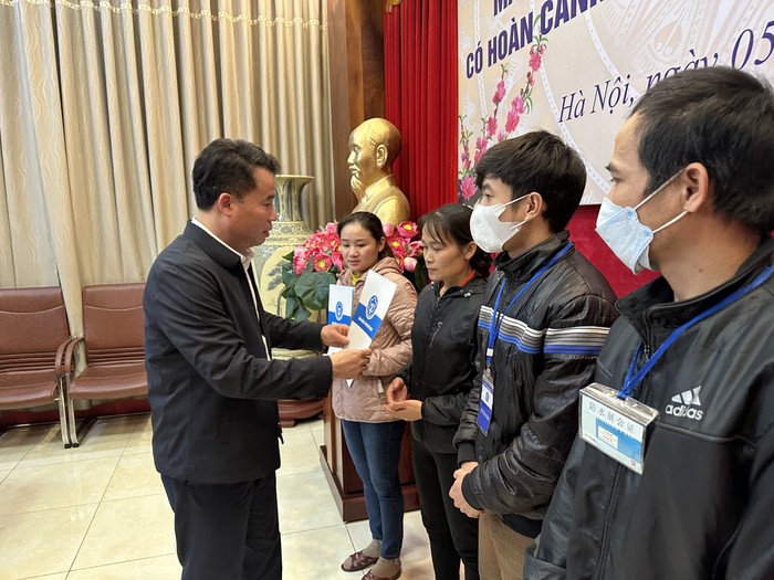 Tổng Giám đốc Bảo hiểm xã hội Việt Nam Nguyễn Thế Mạnh trao tặng quà cho bệnh nhân bảo hiểm y tế có hoàn cảnh khó khăn dịp Tết 2023.
