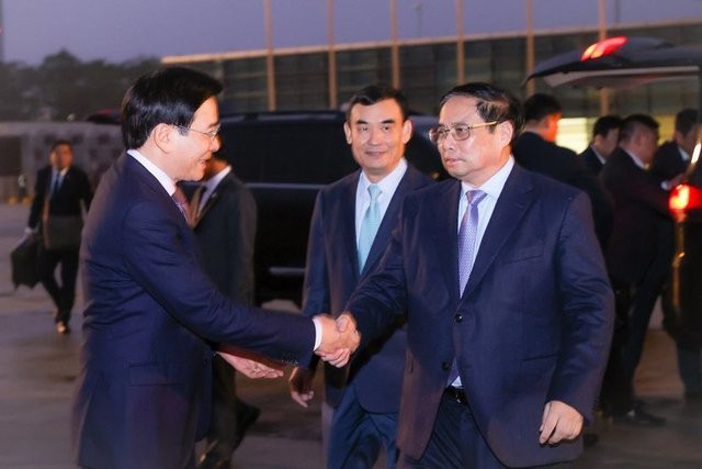Bộ trưởng, Chủ nhiệm Văn phòng Chính phủ Trần Văn Sơn tiễn Thủ tướng Phạm Minh Chính lên đường thăm chính thức Cộng hòa Dân chủ Nhân dân Lào - Ảnh: VGP