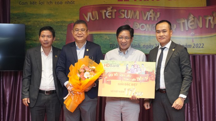 Đại diện lãnh đạo HDBank trao giải Đặc biệt - 1 tỷ đồng cho khách hàng Nguyễn Đình Đạo.