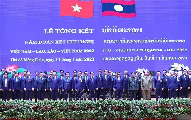 Thủ tướng Phạm Minh Chính và Thủ tướng Lào Sonexay Siphandone cùng các địa biểu tại Lễ tổng kết Năm Đoàn kết hữu nghị Việt Nam - Lào, Lào - Việt Nam 2022. Ảnh: Dương Giang/TTXVN