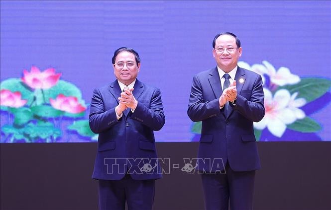 Thủ tướng Phạm Minh Chính và Thủ tướng Lào Sonexay Siphandone tại Lễ tổng kết Năm Đoàn kết hữu nghị Việt Nam - Lào, Lào - Việt Nam 2022. Ảnh: Dương Giang/TTXVN