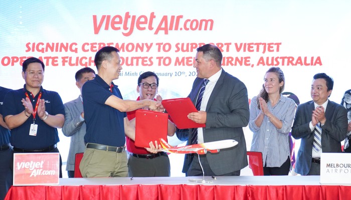 Phó Tổng Giám đốc Vietjet Nguyễn Thanh Sơn và Giám đốc Hàng không Sân bay Melbourne Jim Parashos ký kết hợp tác