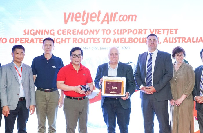 Giám đốc Điều hành Vietjet Đinh Việt Phương trao quà lưu niệm cho Bộ trưởng Tim Pallas