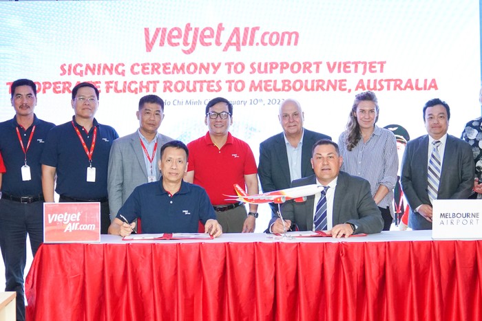 Giám đốc Điều hành Vietjet Đinh Việt Phương và Bộ trưởng Tim Pallas chứng kiến Lễ ký kết mở đường bay của Vietjet đến Úc