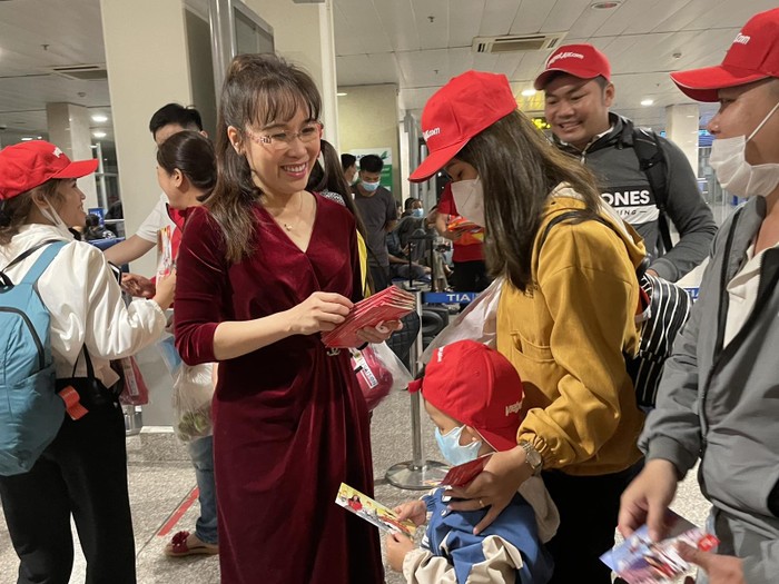Tổng Giám Đốc Vietjet Nguyễn Thị Phương Thảo bất ngờ xuất hiện tại sân bay, gửi lời chúc và các phần quà ý nghĩa đến công nhân, người lao động khó khăn.