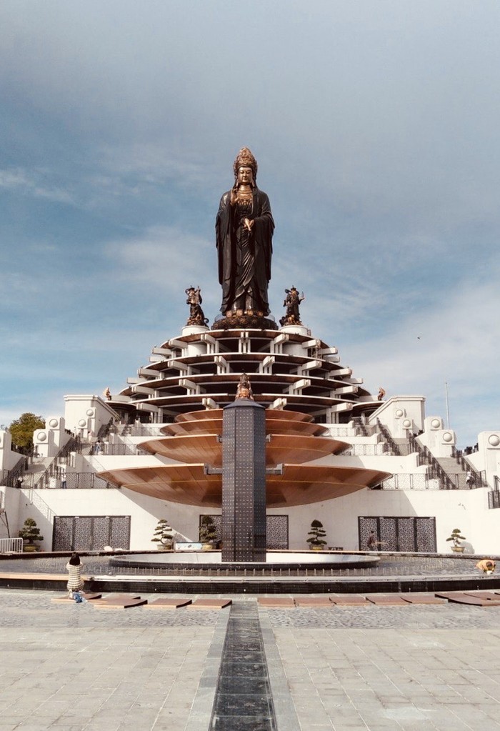 Cột kinh điêu khắc Bát Nhã tâm kinh tại trung tâm quần thể tâm linh núi Bà
