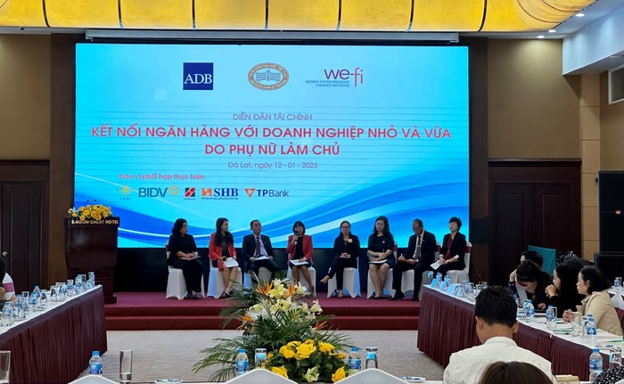 Bà Nguyễn Thị Kim Phượng - Phó Giám đốc Ban Khách hàng doanh nghiệp BIDV (thứ ba từ phải qua) cùng các diễn giả, chuyên gia thảo luận tại Diễn đàn