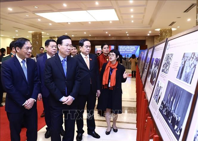 Thường trực Ban Bí thư Võ Văn Thưởng và Phó Chủ tịch Thường trực Quốc hội Trần Thanh Mẫn cùng các đại biểu tham quan trưng bày tư liệu và hình ảnh lịch sử tại lễ kỷ niệm.