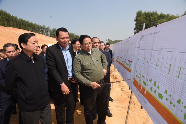 Sáng 25/1 (mùng 4 Tết Quý Mão), Thủ tướng Phạm Minh Chính đi kiểm tra, đôn đốc dự án cao tốc Tuyên Quang-Phú Thọ, thăm chúc Tết cán bộ, công nhân viên tham gia dự án và bà con nhân dân khu tái định cư của dự án - Ảnh: VGP/Nhật Bắc