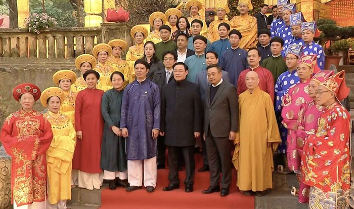Chủ tịch Quốc hội Vương Đình Huệ chụp ảnh lưu niệm tại Hoàng thành Thăng Long. Ảnh: quochoi.vn