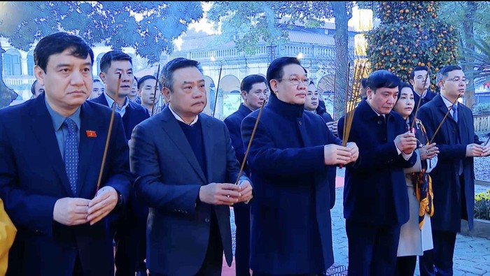 Chủ tịch Quốc hội Vương Đình Huệ (đứng giữa) dâng hương tại Hoàng thành Thăng Long. Ảnh: quochoi.vn