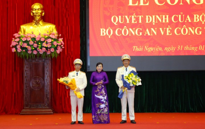 Đồng chí Nguyễn Thanh Hải, Bí thư Tỉnh ủy Thái Nguyên tặng hoa chúc mừng Đại tá Đặng Văn Khoa và Thượng tá Nguyễn Hoàng Trí Kháng.
