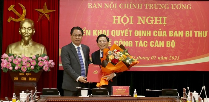 Đồng chí Phan Thăng An, Phó Trưởng Ban Tổ chức Trung ương đã trao quyết định của Ban Bí thư bổ nhiệm đồng chí Đặng Văn Dũng, Trợ lý Trưởng Ban Nội chính Trung ương Phan Đình Trạc giữ chức Phó Trưởng Ban Nội chính Trung ương.