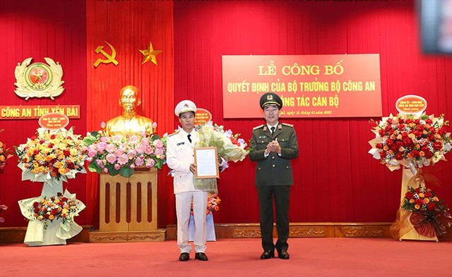 Thượng tướng Trần Quốc Tỏ trao quyết định và chúc mừng Đại tá Lê Việt Thắng.