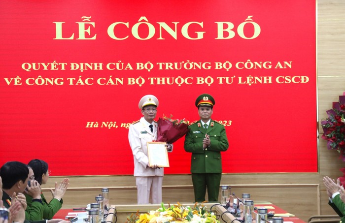 Thừa uỷ quyền của lãnh đạo Bộ Công an, Thiếu tướng Lê Ngọc Châu, Tư lệnh Cảnh sát cơ động trao Quyết định cho Đại tá Nguyễn Văn Trầm.