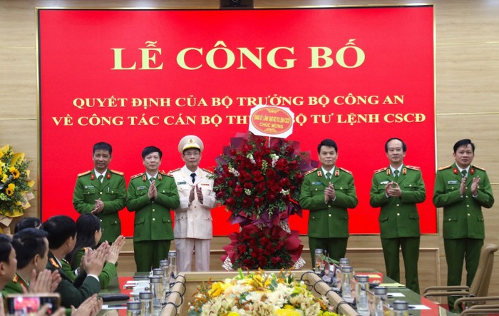 Đảng uỷ, lãnh đạo Bộ Tư lệnh cảnh sát cơ động tặng hoa chúc mừng Đại tá Nguyễn Văn Trầm.