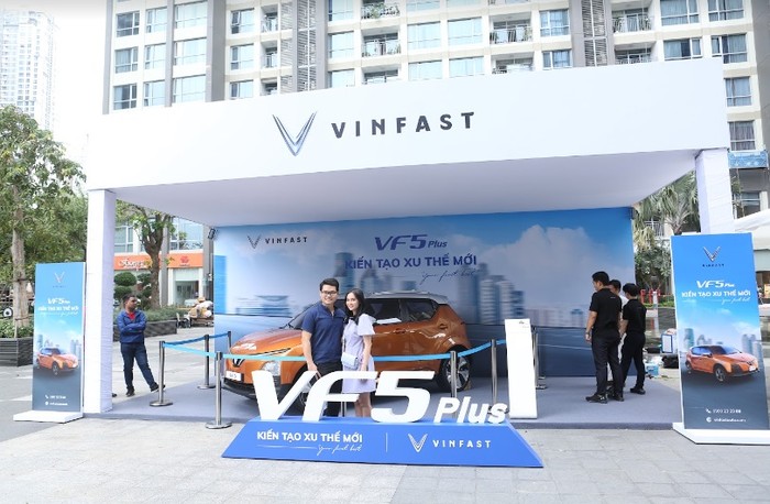 Anh Đinh Trần Thái Sơn cùng vợ đến xem VF 5 Plus từ rất sớm để ngắm chiếc xe tương lai của gia đình.