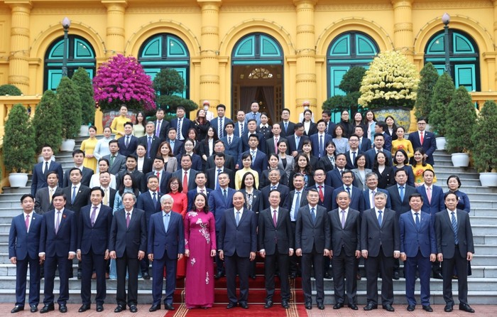 Nguyên Chủ tịch nước và lãnh đạo Đảng, Nhà nước chụp ảnh chung cùng cán bộ, viên chức Văn phòng Chủ tịch nước.