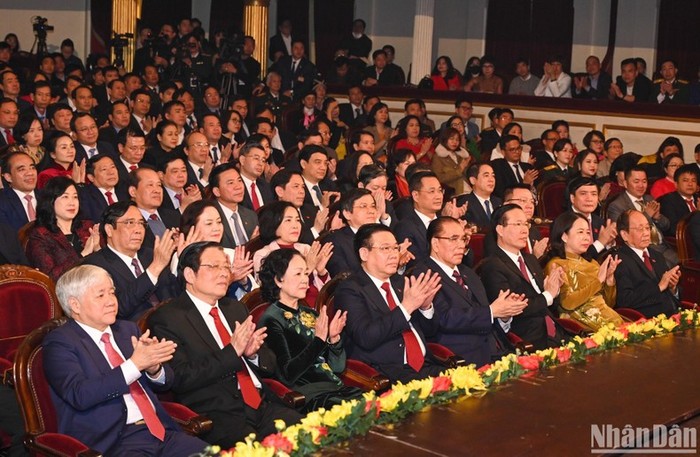 Các đồng chí lãnh đạo, nguyên lãnh đạo Đảng, Nhà nước và các đại biểu dự lễ trao giải. (Ảnh: DUY LINH)