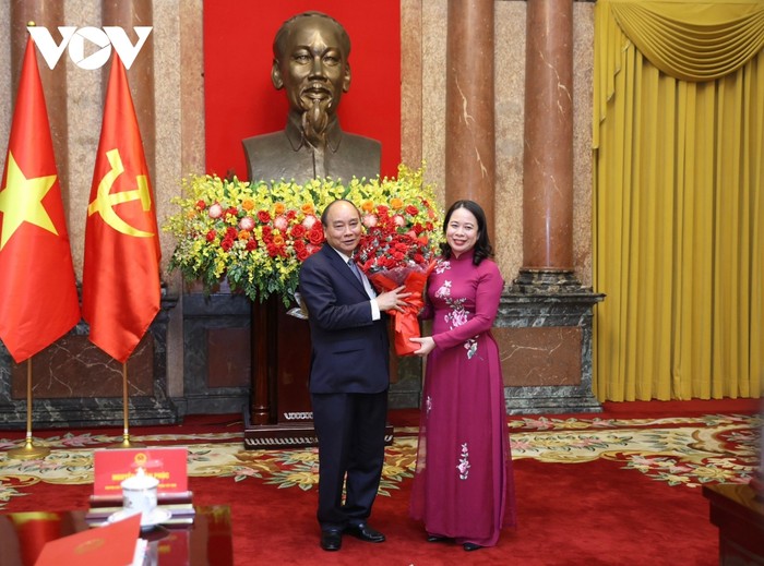 Quyền Chủ tịch nước Võ Thị Ánh Xuân tặng hoa nguyên Chủ tịch nước Nguyễn Xuân Phúc