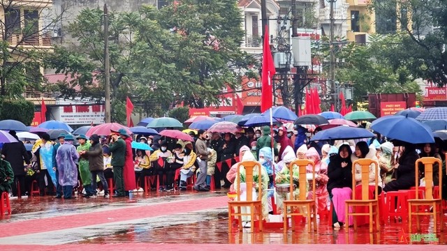 Nhân dân thành phố Lạng Sơn đội mưa tiễn con em lên đường nhập ngũ. Ảnh Quân đội nhân dân