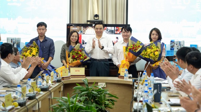 Ông Lê Mạnh Hùng - Tổng giám đốc Tập đoàn Dầu khí Việt Nam tặng hoa chúc mừng và biểu dương đại diện các nhà báo/ tác giả Sách Nhật ký Ceo meetings