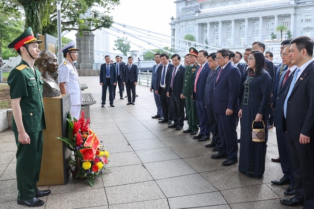Thủ tướng Phạm Minh Chính và Phu nhân dâng hoa tưởng niệm tại Tượng đài Chủ tịch Hồ Chí Minh tại Bảo tàng Văn minh châu Á - Ảnh: VGP/Nhật Bắc