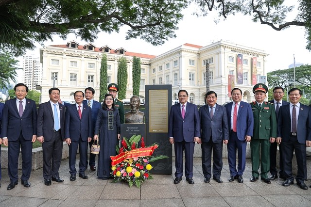 Bia tưởng niệm và tượng đài Chủ tịch Hồ Chí Minh cũng là tượng đài đầu tiên trong chương trình tôn vinh &quot;Những người bạn đến bờ biển chúng ta&quot; của Singapore đặt tại công viên Bảo tàng Văn minh châu Á - Ảnh: VGP/Nhật Bắc