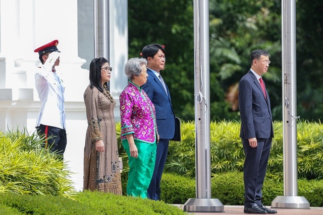 Chuyến thăm chính thức Singapore của Thủ tướng Phạm Minh Chính và Phu nhân, cùng đoàn đại biểu cấp cao Việt Nam diễn ra trong bối cảnh quan hệ Đối tác Chiến lược Việt Nam-Singapore đang phát triển mạnh mẽ - Ảnh: VGP/Nhật Bắc