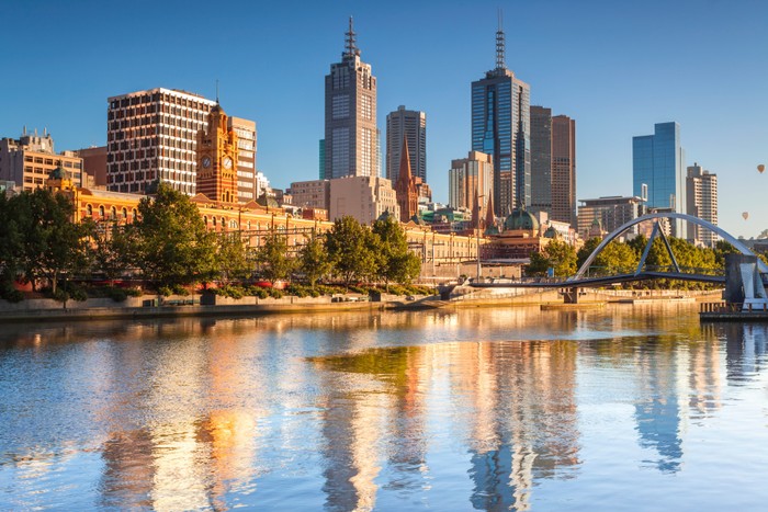 Melbourne thành phố lớn nhất bang Victoria, và là thành phố lớn thứ hai ở Úc - là lựa chọn hàng đầu cho những ai yêu thích cuộc sống hiện đại và náo nhiệt.