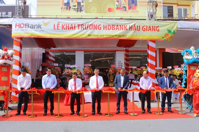 Nhân dịp khai trương HDBank Hậu Giang (tháng 10/2022), HDBank trao tặng 2 căn nhà tình thương cho hộ cận nghèo trên địa bàn tỉnh.