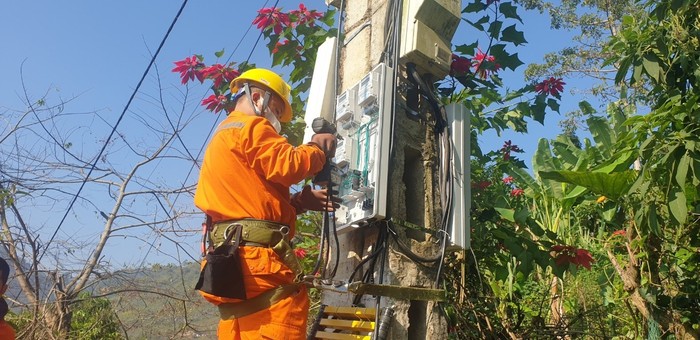 Công nhân điện lực Mường Chà (Điện Biên) lắp điện sinh hoạt mới cho khách hàng.