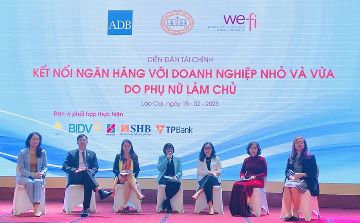 Bà Nguyễn Thị Kim Phượng - Phó Giám đốc Ban Khách hàng doanh nghiệp BIDV (ngoài cùng bên phải) cùng các diễn giả, chuyên gia thảo luận tại diễn đàn.