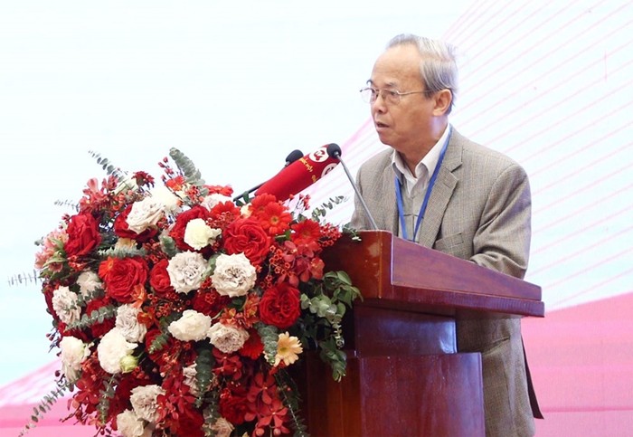 Giáo sư, Tiến sĩ Đinh Xuân Dũng, nguyên Phó chủ tịch chuyên trách Hội đồng Lý luận, phê bình văn học, nghệ thuật Trung ương trình bày tại phiên thảo luận chuyên đề.