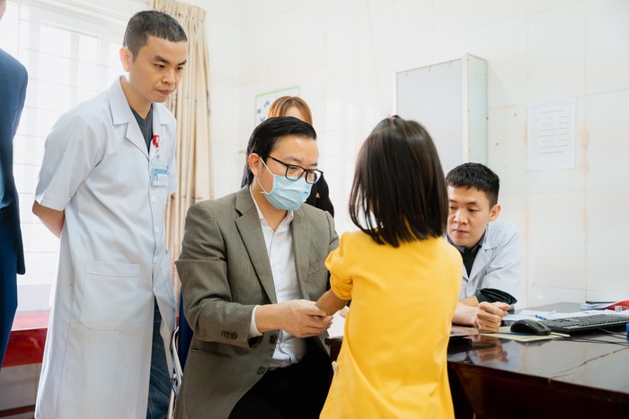 Giáo sư, Tiến sĩ, Bác sĩ Trần Trung Dũng khám sàng lọc tại Bệnh viện Đa khoa tỉnh Hà Tĩnh